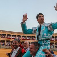 Cayetano Rivera saliendo a hombros de la Goyesca 2018