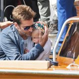 Bradley Cooper cuidando delicadamente a su hija en Venecia