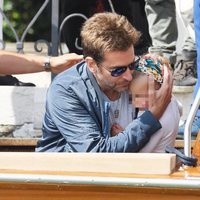 Bradley Cooper cuidando delicadamente a su hija en Venecia