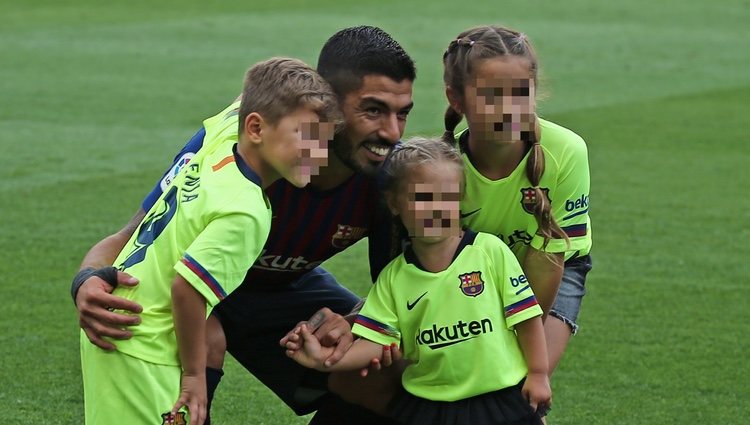 Luis Suárez con sus tres hijos celebrando la victoria del Barça