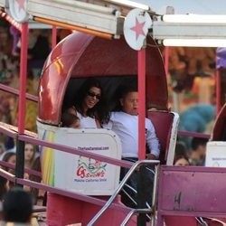 Kourtney Kardashian con sus hijos en una feria de Malibú