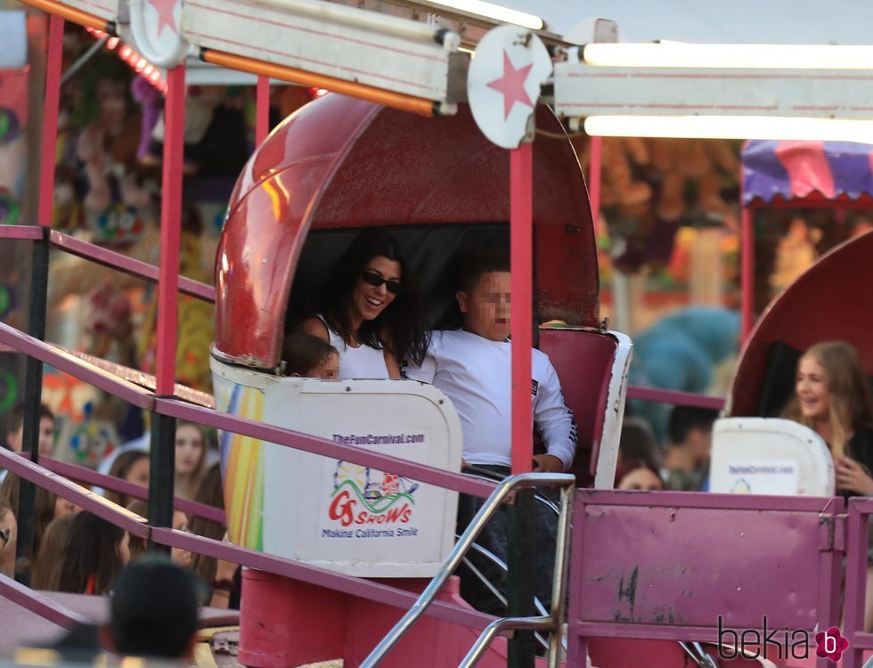 Kourtney Kardashian con sus hijos en una feria de Malibú