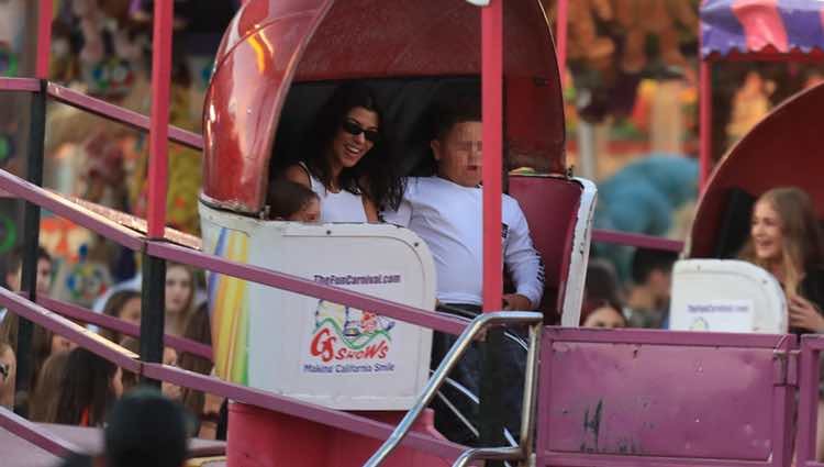 Kourtney Kardashian con sus hijos en una feria de Malibú