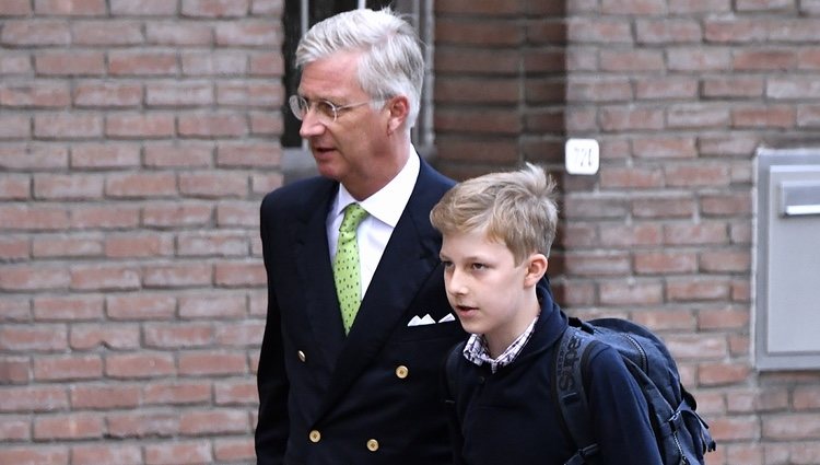 Felipe de Bélgica lleva al Príncipe Gabriel a su primer de colegio