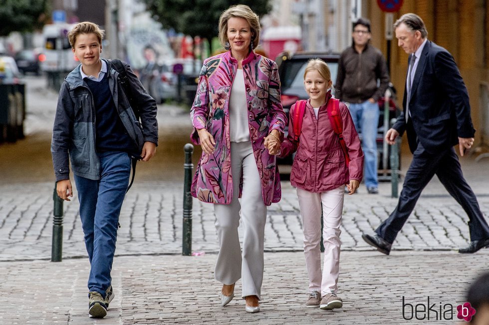 Matilde de Bélgica lleva a sus hijos Gabriel y Leonor a su primer día de colegio