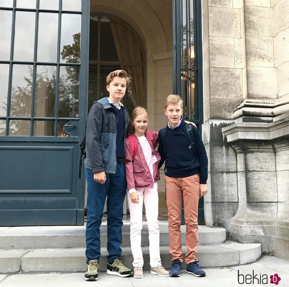 Gabriel, Leonor y Manuel de Bélgica en su primer día de colegio