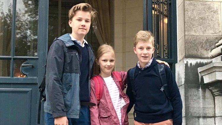 Gabriel, Leonor y Manuel de Bélgica en su primer día de colegio