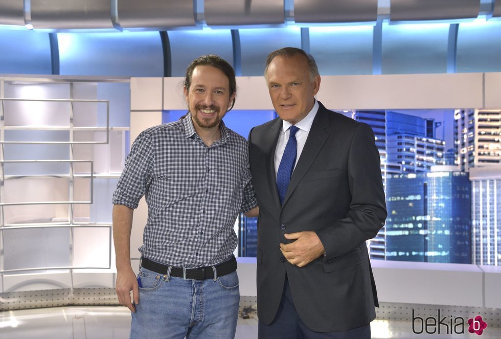 Pablo Iglesias y Pedro Piqueras posando antes de su entrevista en Telecinco