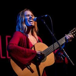 Manuela Vellés disfrutando en uno de sus conciertos