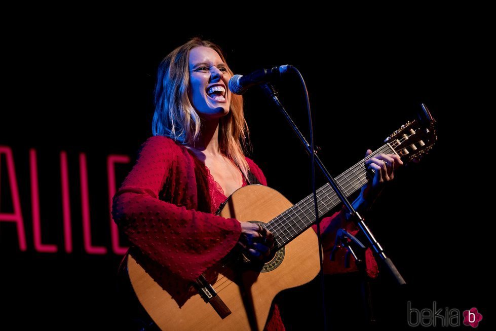 Manuela Vellés disfrutando en uno de sus conciertos