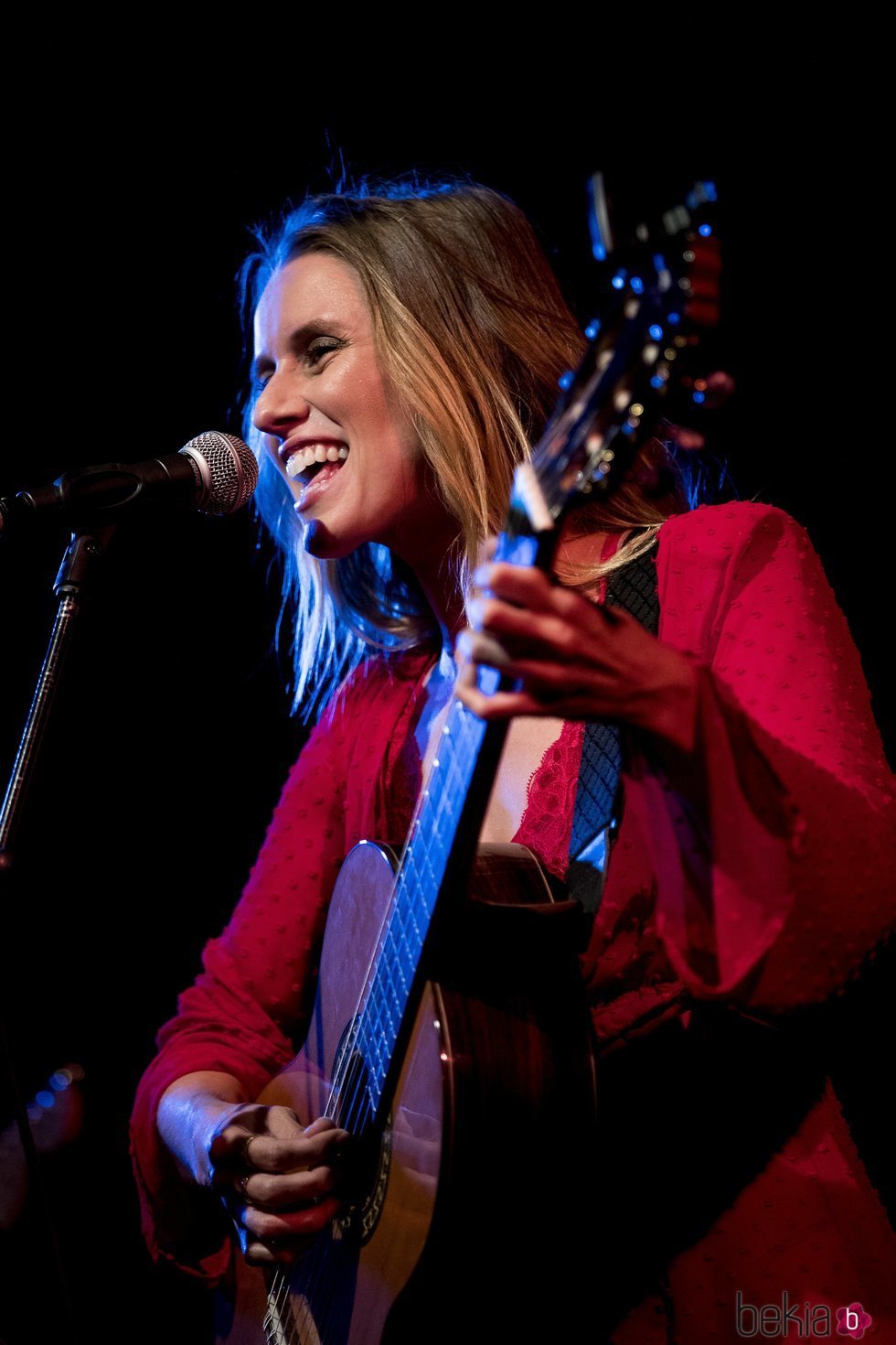 Manuela Vellés dando un concierto