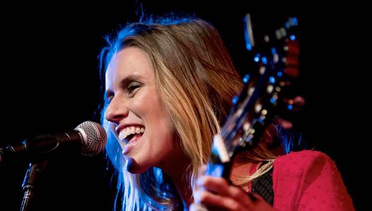 Manuela Vellés dando un concierto