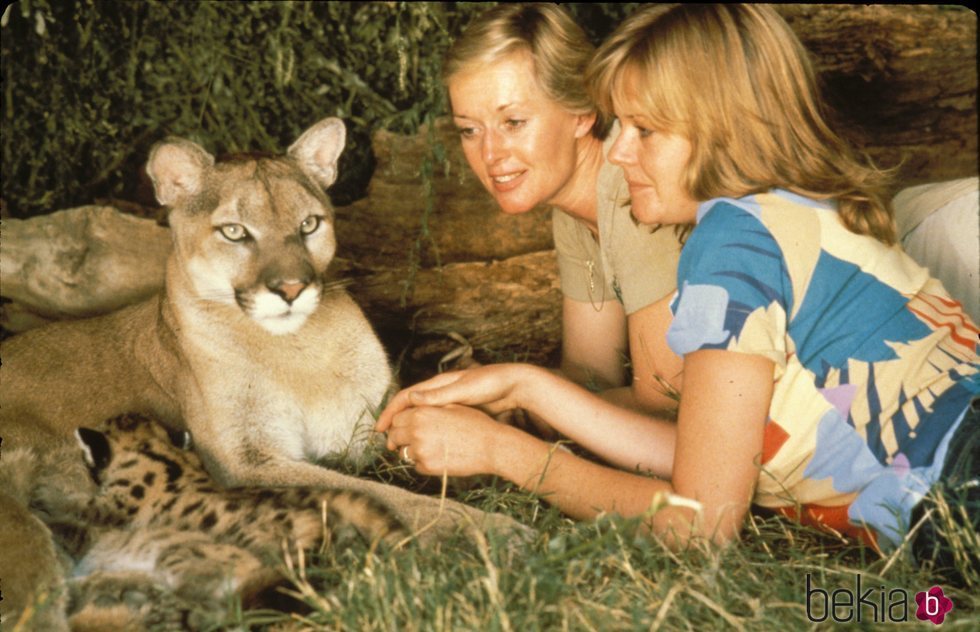 Melanie Griffith de adolescente junto a su madre y una leona