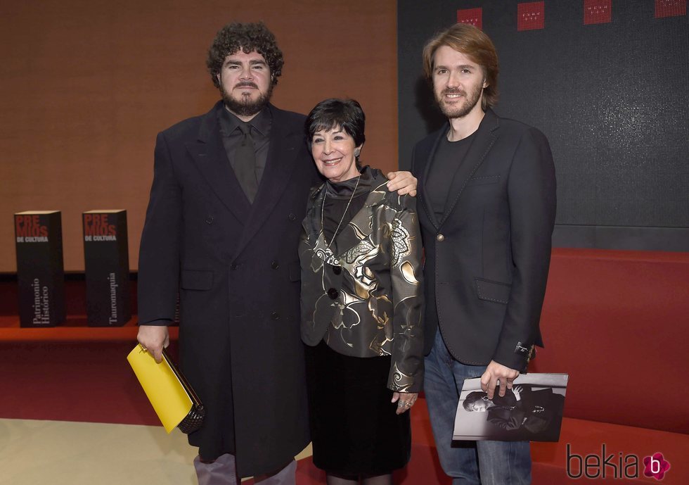 Concha Velasco junto a sus hijos Paco y Manuel