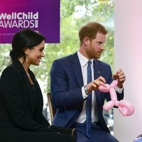 El Príncipe Harry y Meghan Markle con una niña en los Premios WellChild