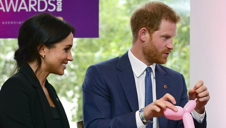 El Príncipe Harry y Meghan Markle con una niña en los Premios WellChild