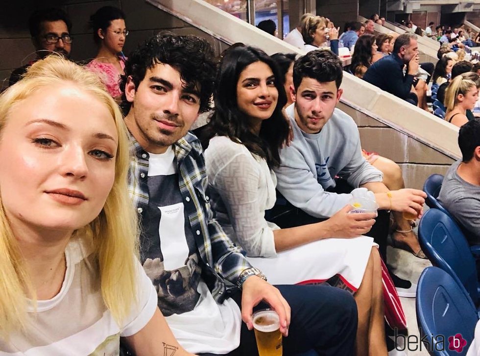 Joe y Nick Jonas junto a sus prometidas, Sophie Turner y Priyanka Chopra en el USA Open 2018