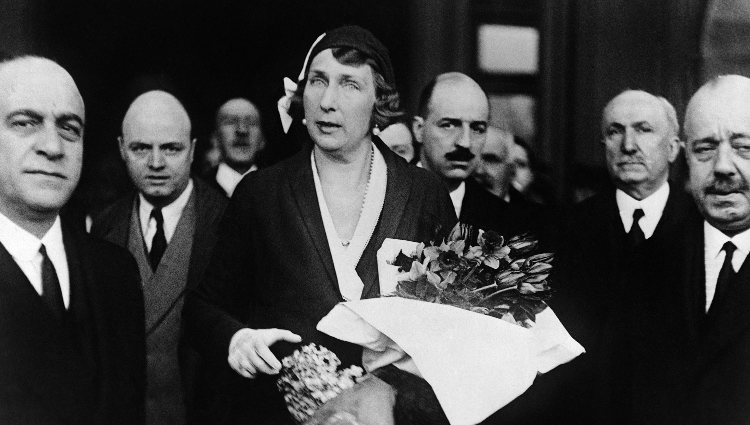 La Reina Victoria Eugenia a su llegada a París tras la proclamación de la II República en 1931