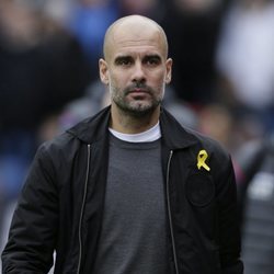 Pep Guardiola con el lazo amarillo 2017