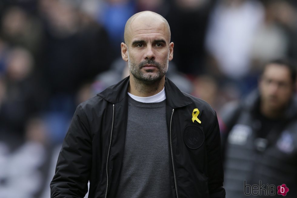 Pep Guardiola con el lazo amarillo 2017