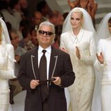 Karl Lagerfeld con Claudia Schiffer, Nadia Auermann y Helena Christensen en el desfile de Chanel 1995/1996 en París