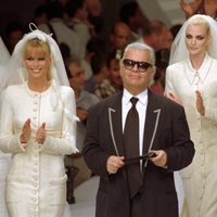 Karl Lagerfeld con Claudia Schiffer, Nadia Auermann y Helena Christensen en el desfile de Chanel 1995/1996 en París