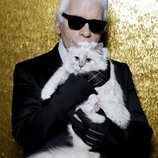 Karl Lagerfeld posando con su gata Choupette