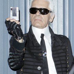 Karl Lagerfeld realizando una fotografía en el desfile de Chanel 2007 en Santa Mónica