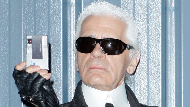 Karl Lagerfeld realizando una fotografía en el desfile de Chanel 2007 en Santa Mónica