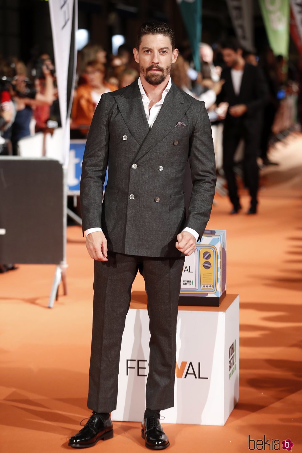 Adrián Lastra en la premiere de la segunda temporada de 'Velvet Colección' en el FesTVal de Vitoria