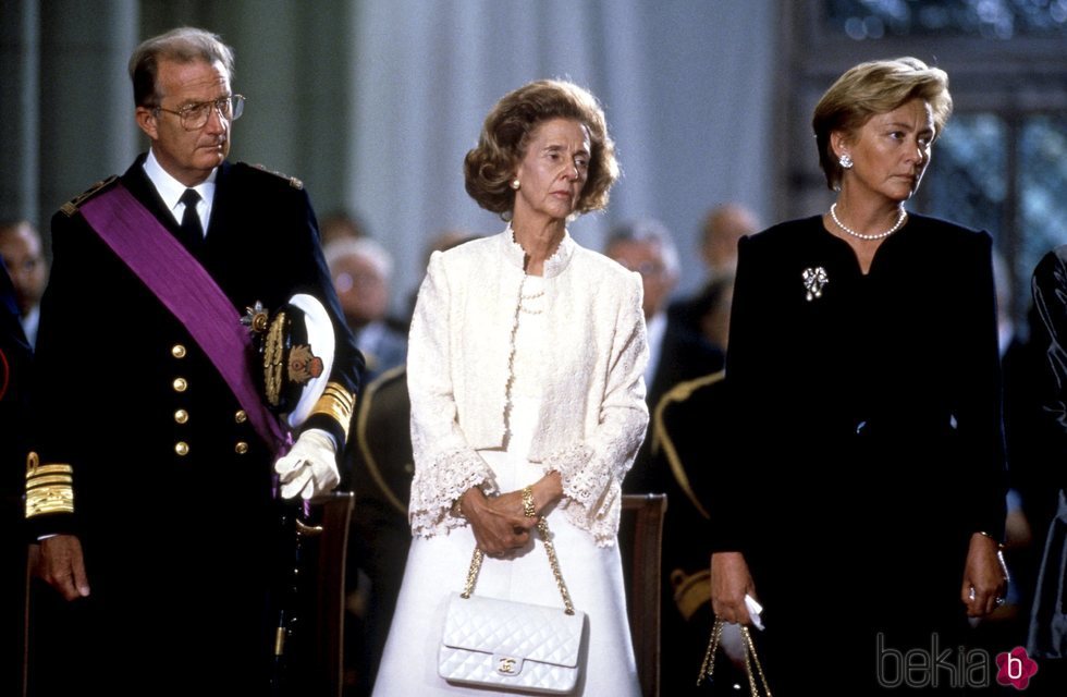 Alberto y Paola de Bélgica junto a la Reina Fabiola en el funeral de Balduino de Bélgica