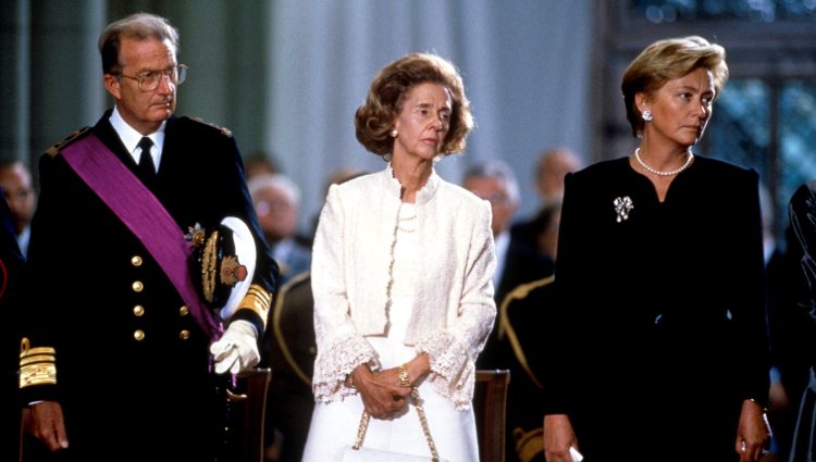 Alberto y Paola de Bélgica junto a la Reina Fabiola en el funeral de Balduino de Bélgica