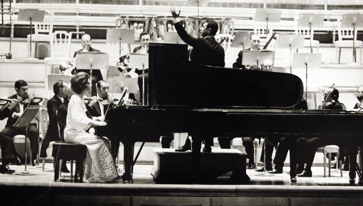 Irene de Grecia tocando el piano