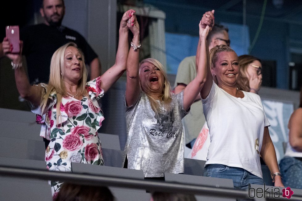 Belén Esteban con sus amigas Mariví y Tina en el concierto de Maluma