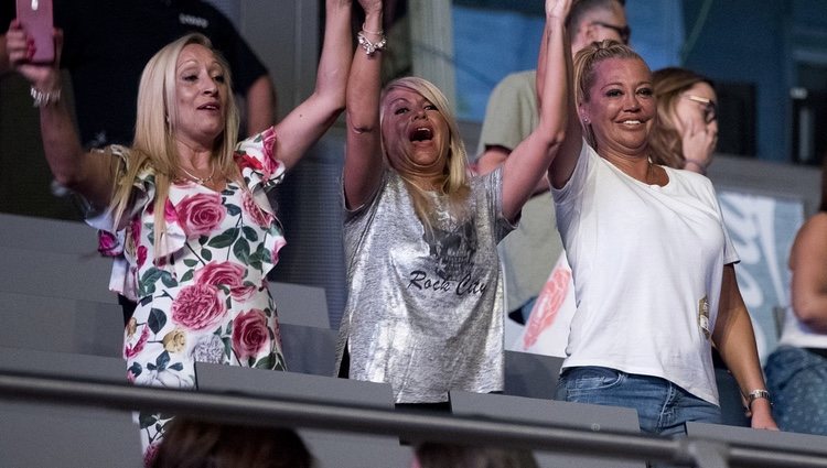 Belén Esteban con sus amigas Mariví y Tina en el concierto de Maluma