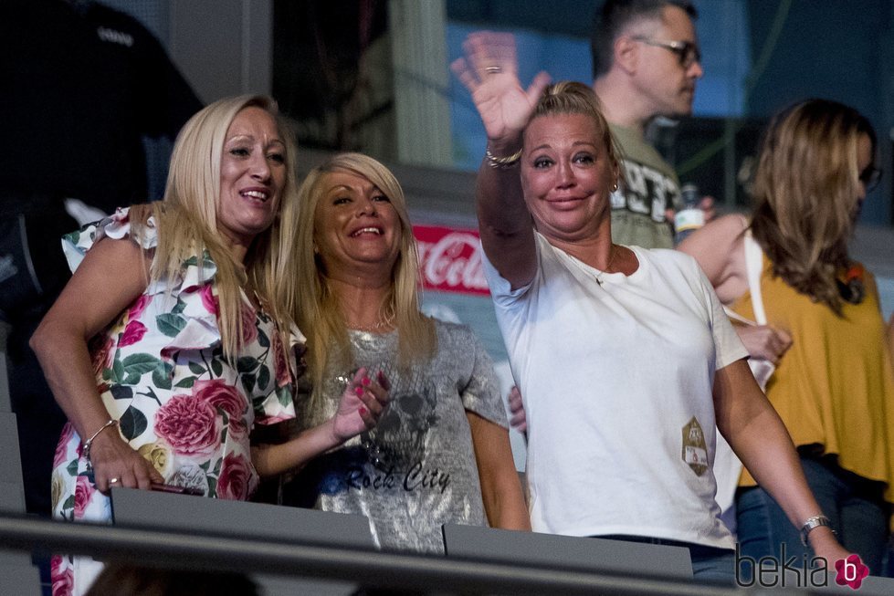 Belén Esteban saludando a la cámara en el concierto de Maluma