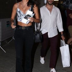 Lucía Rivera y un amigo en el concierto de Maluma en Madrid