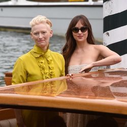 Dakota Johnson y Tilda Swinton en la premiere de 'Suspiria' en el Festival de Venecia