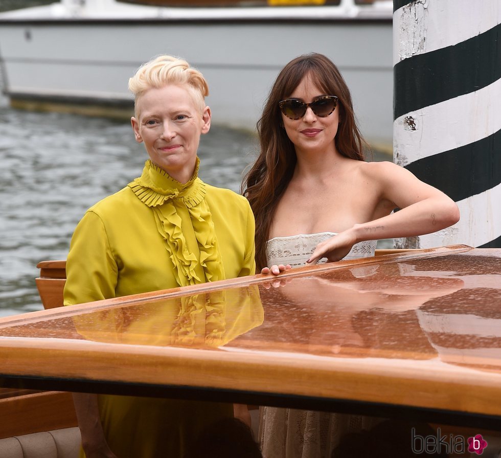 Dakota Johnson y Tilda Swinton en la premiere de 'Suspiria' en el Festival de Venecia