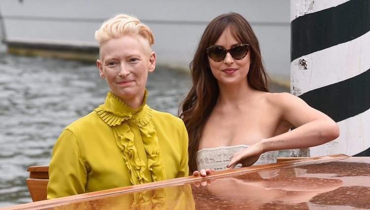 Dakota Johnson y Tilda Swinton en la premiere de 'Suspiria' en el Festival de Venecia