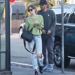 Dakota Johnson y Chris Martin paseando por Santa Mónica