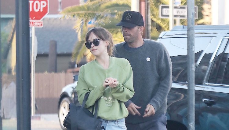 Dakota Johnson y Chris Martin paseando por Santa Mónica