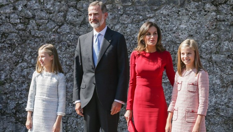 Los Reyes Felipe y Letizia, la Princesa Leonor y la Infanta Sofía camino a la Santa Cueva de Covadonga