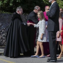 La Reina Letizia y la Princesa Leonor saludan a las autoridades eclesiásticas en Covadonga