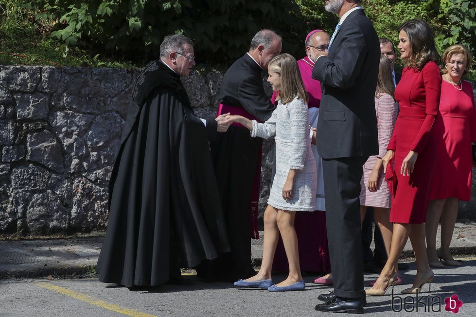 La Reina Letizia y la Princesa Leonor saludan a las autoridades eclesiásticas en Covadonga