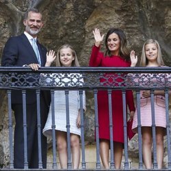 Los Reyes Felipe y Letizia, la Princesa Leonor y la Infanta Sofía saludan desde la Santa Cueva de Covadonga