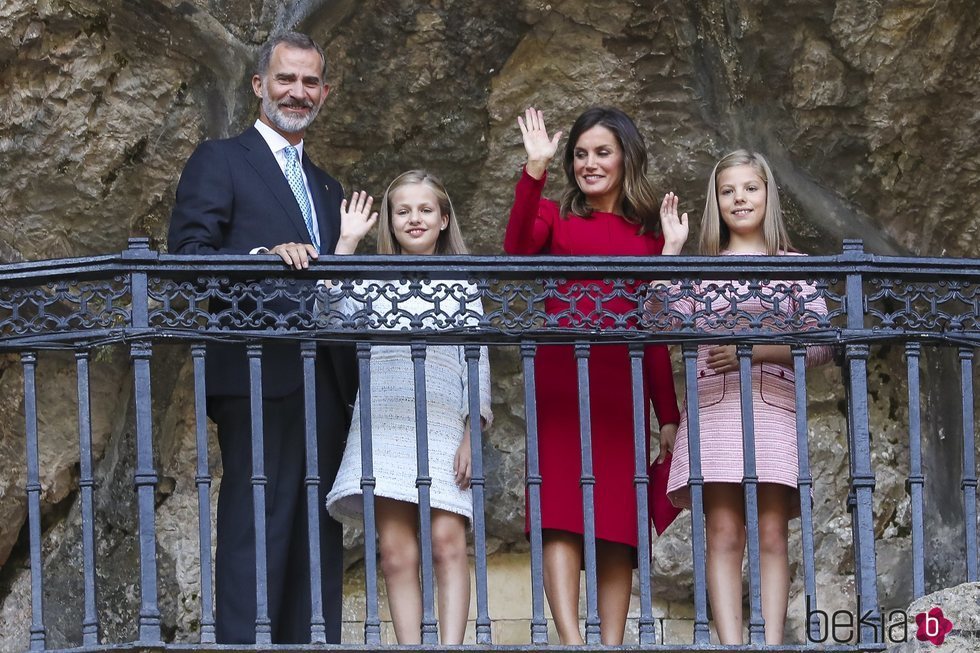 Los Reyes Felipe y Letizia, la Princesa Leonor y la Infanta Sofía saludan desde la Santa Cueva de Covadonga