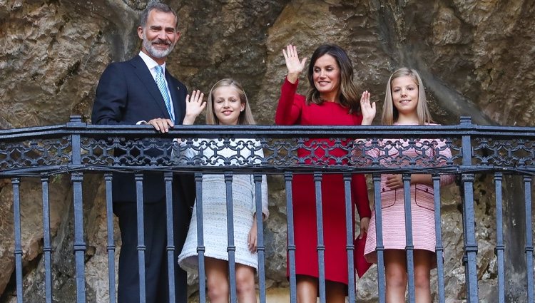 Los Reyes Felipe y Letizia, la Princesa Leonor y la Infanta Sofía saludan desde la Santa Cueva de Covadonga