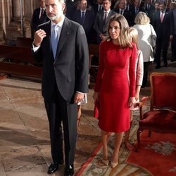 El Rey Felipe santiguándose y la Reina Letizia en la Misa por el centenario de la Coronación de la Virgen de Covadonga