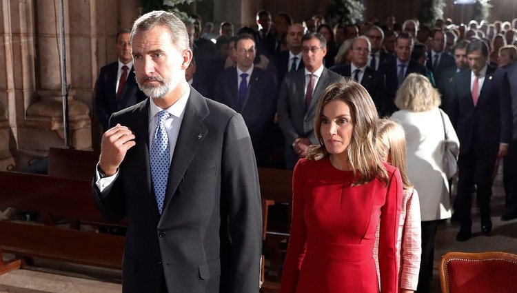 El Rey Felipe santiguándose y la Reina Letizia en la Misa por el centenario de la Coronación de la Virgen de Covadonga